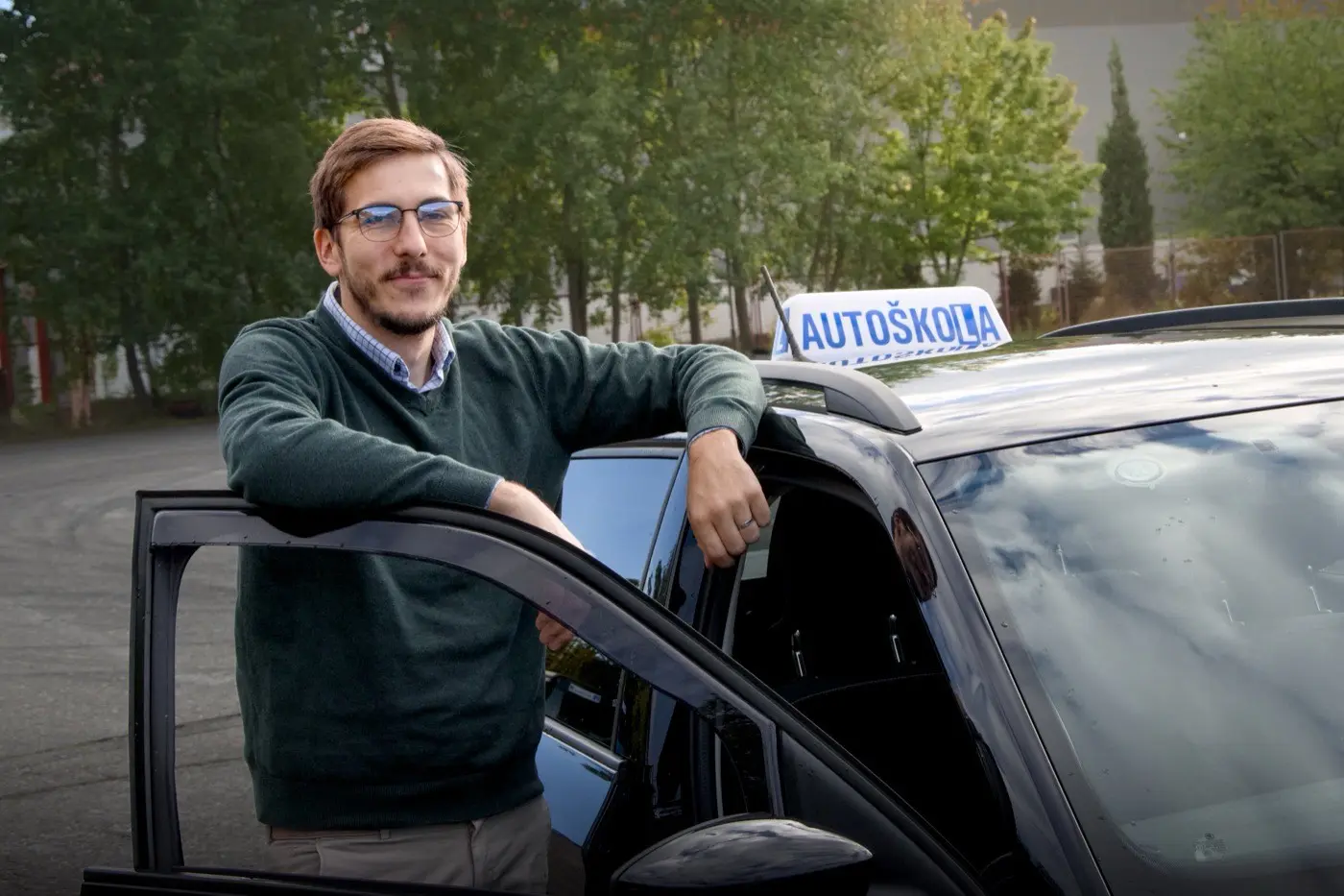 Instruktor autoškoly Geier u vozu
